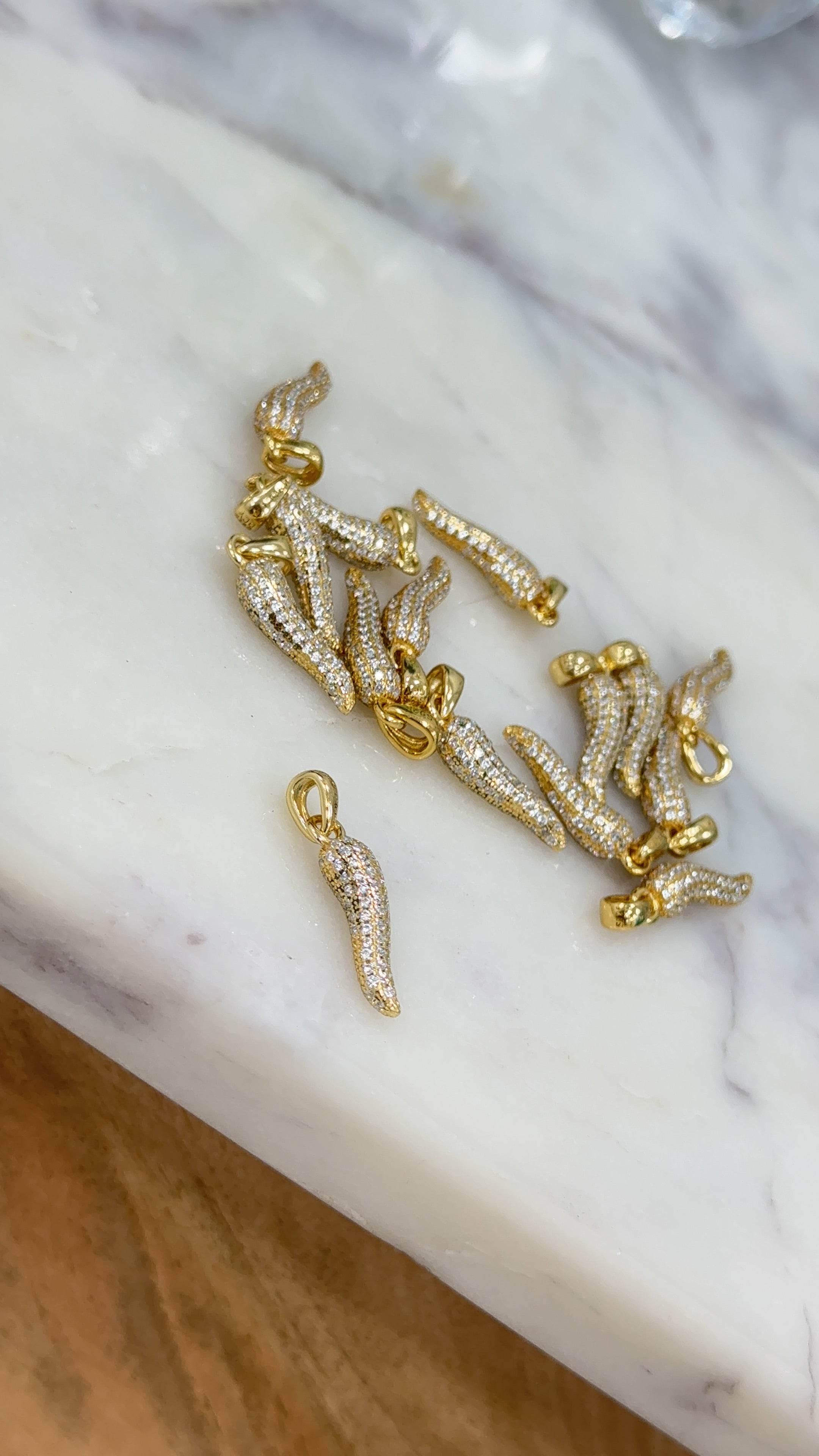 Charm peperoncino luccicoso gold
