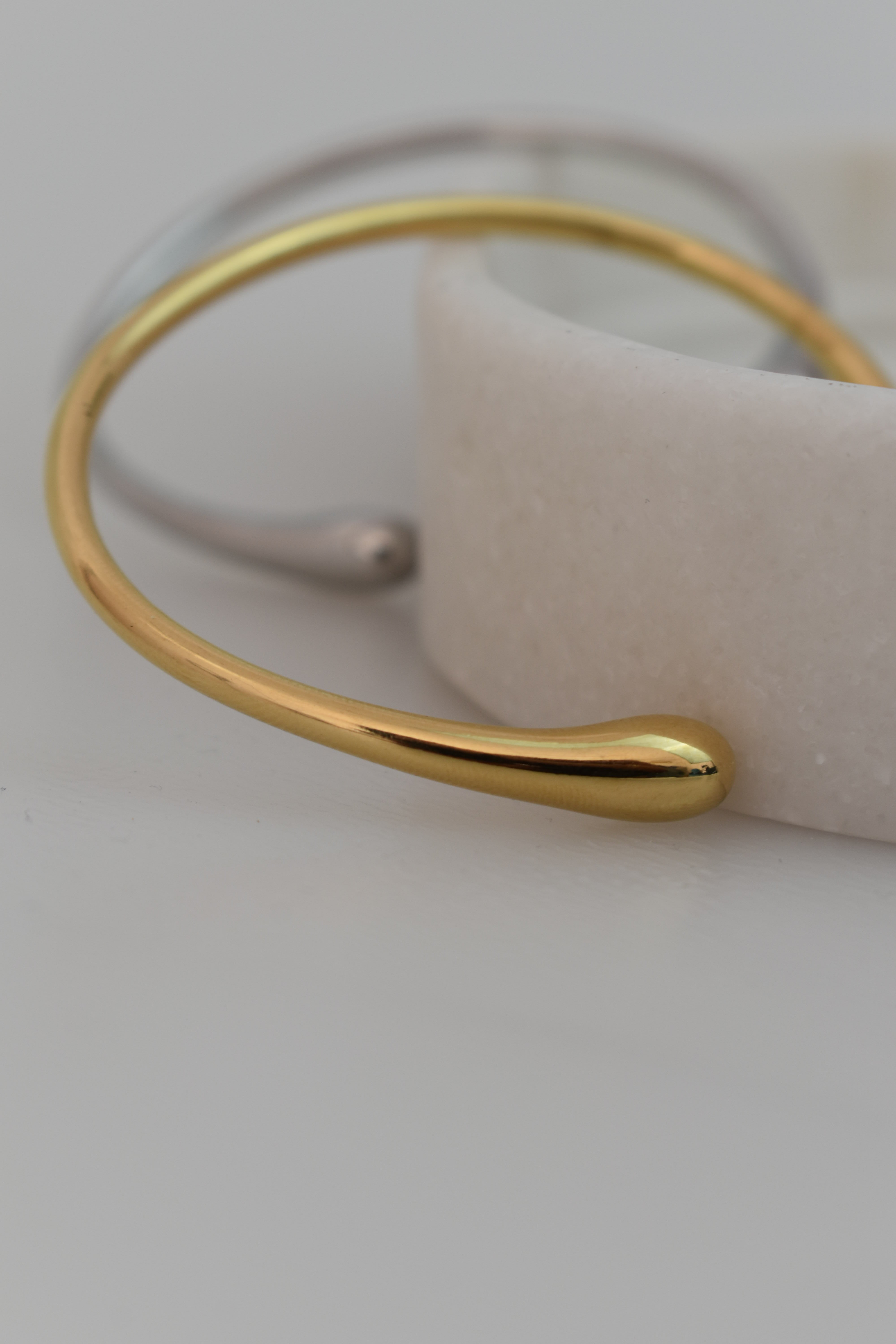 Bracciale rigido fluido
