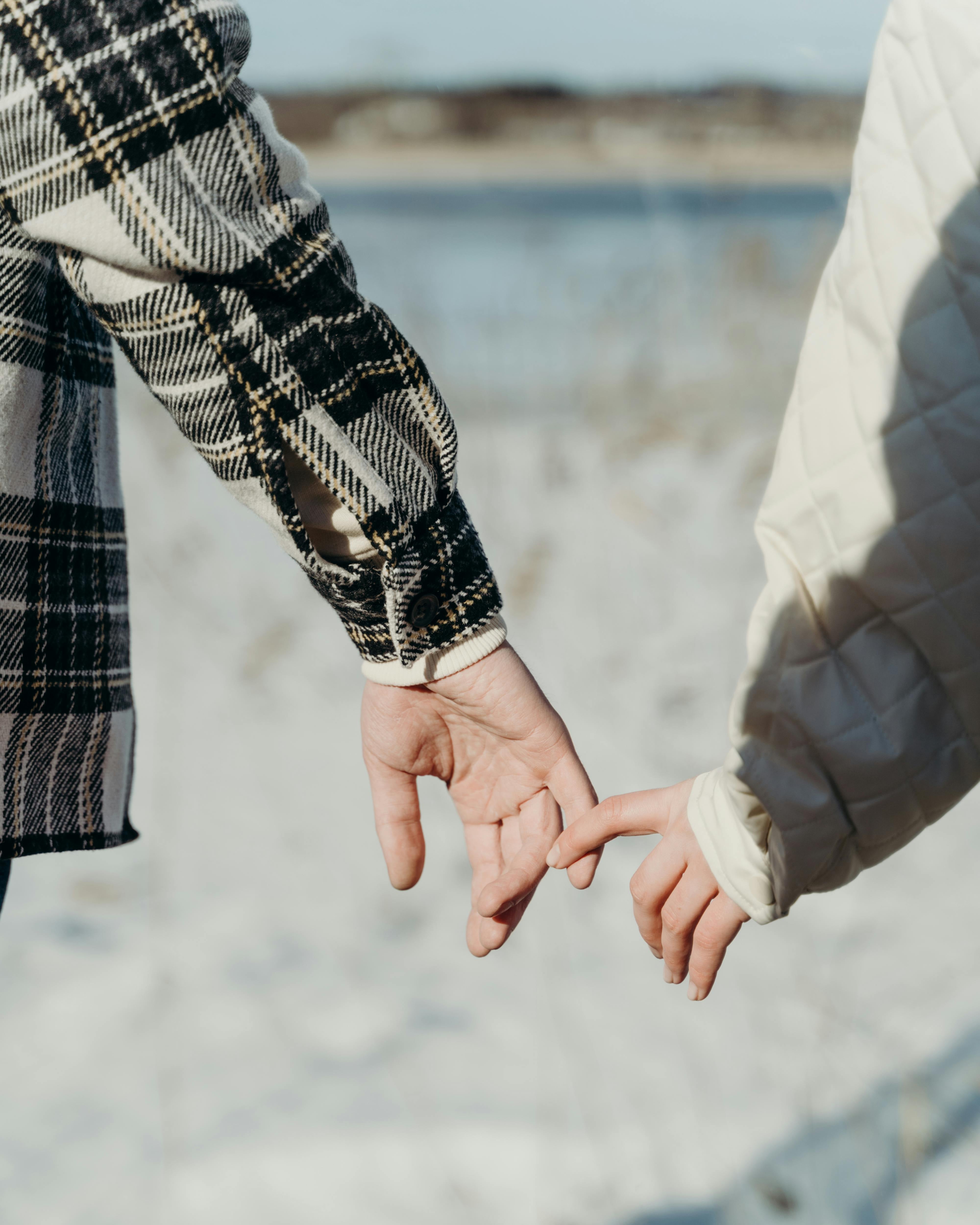 Scegliere il gioiello che parla di voi: sei storie d’amore da indossare