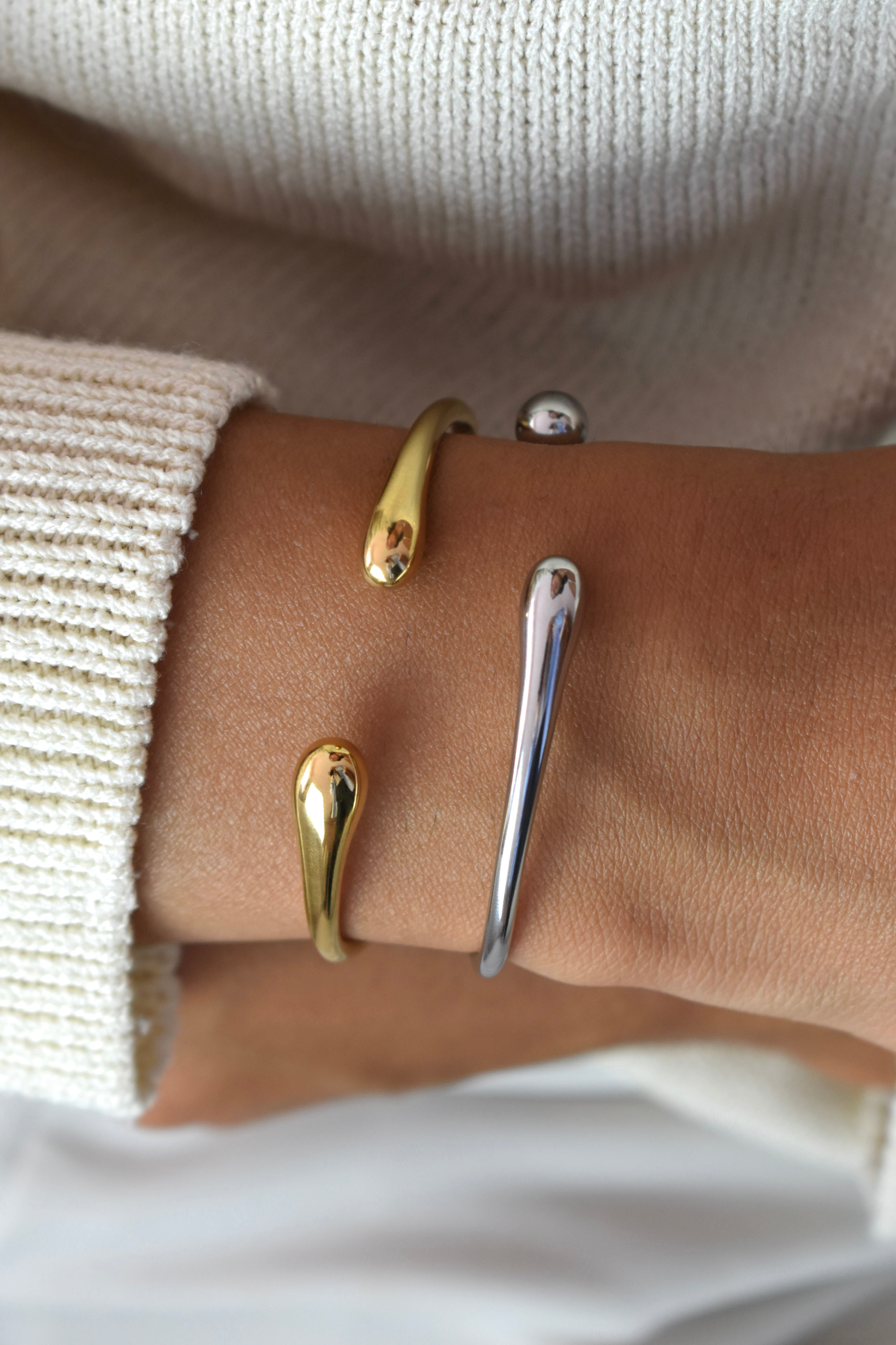 Bracciale rigido fluido