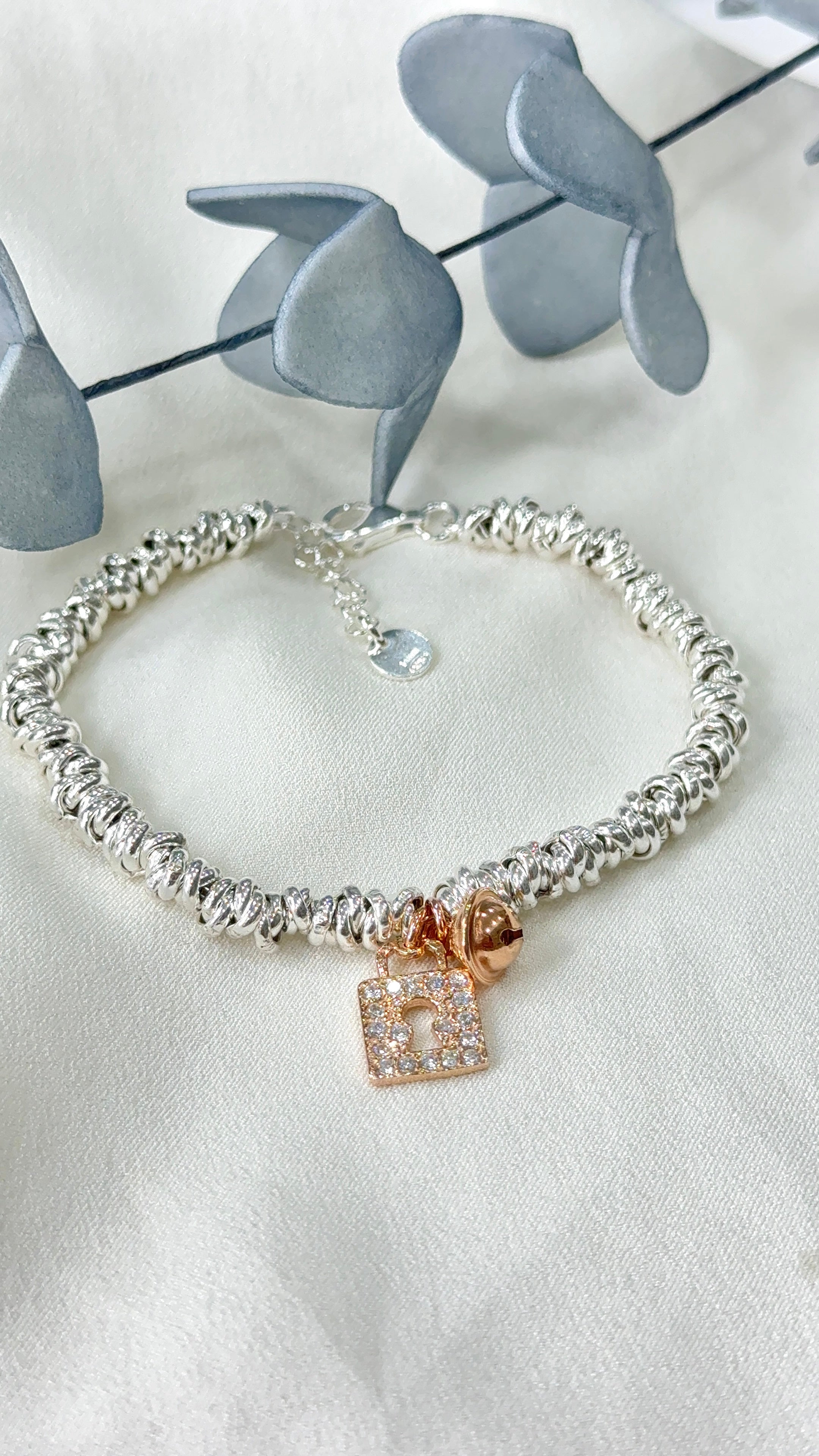 Bracciale nodino charms lucchetto e campanella