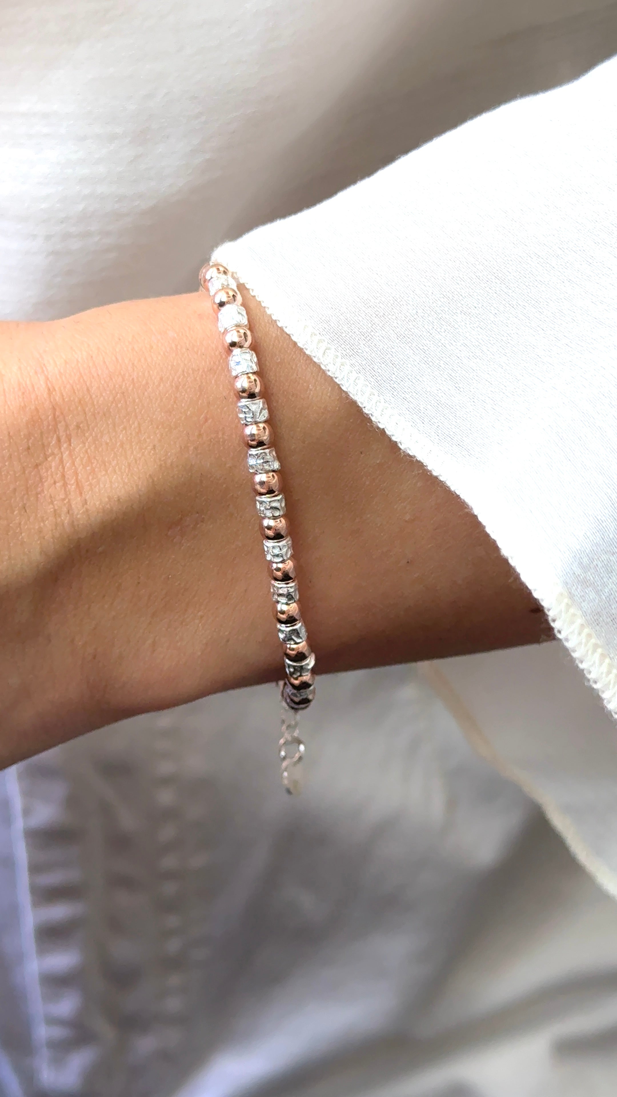 Bracciale sassolini puntellati e sfere oro rosa
