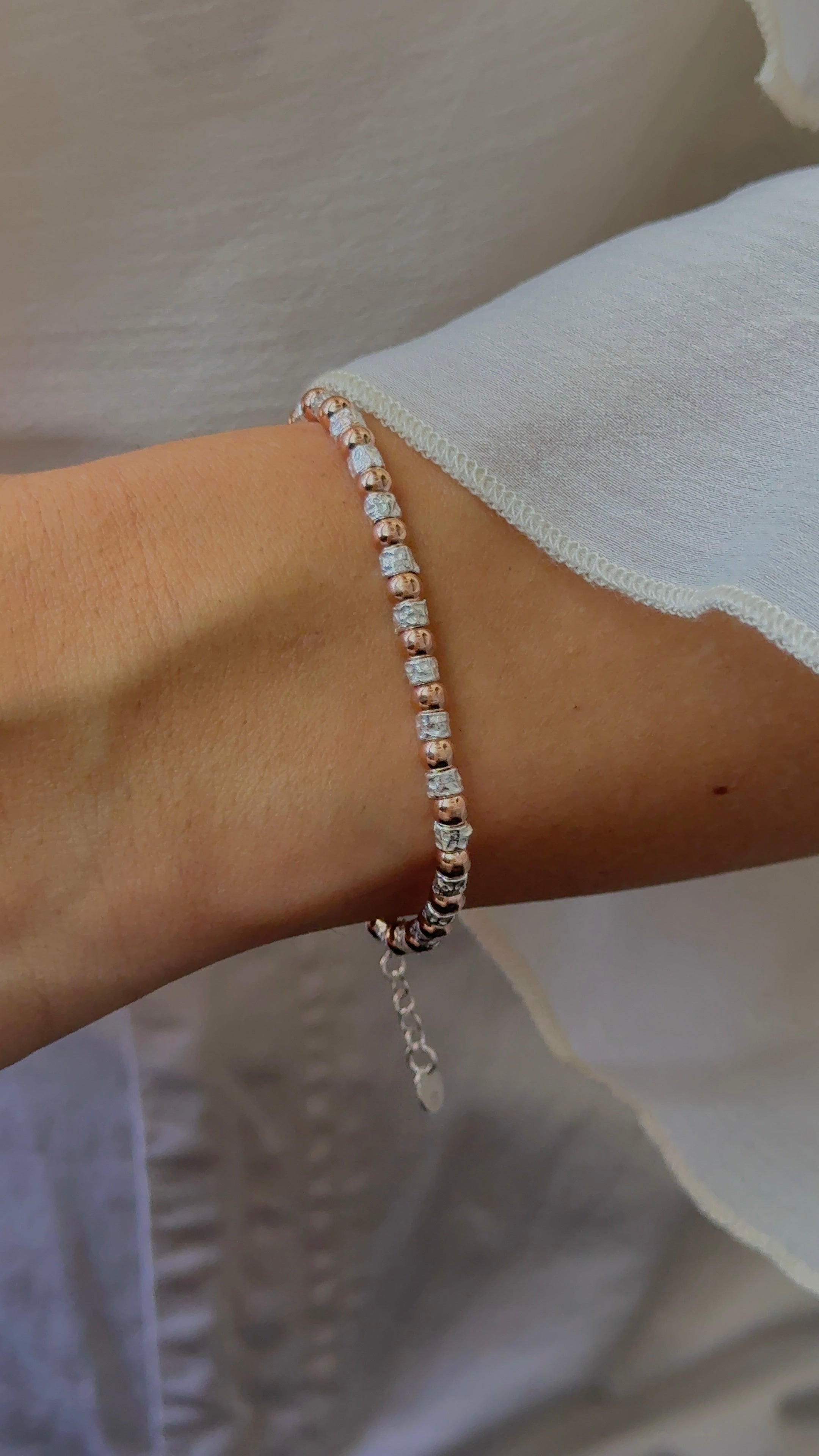 Bracciale sassolini puntellati e sfere oro rosa