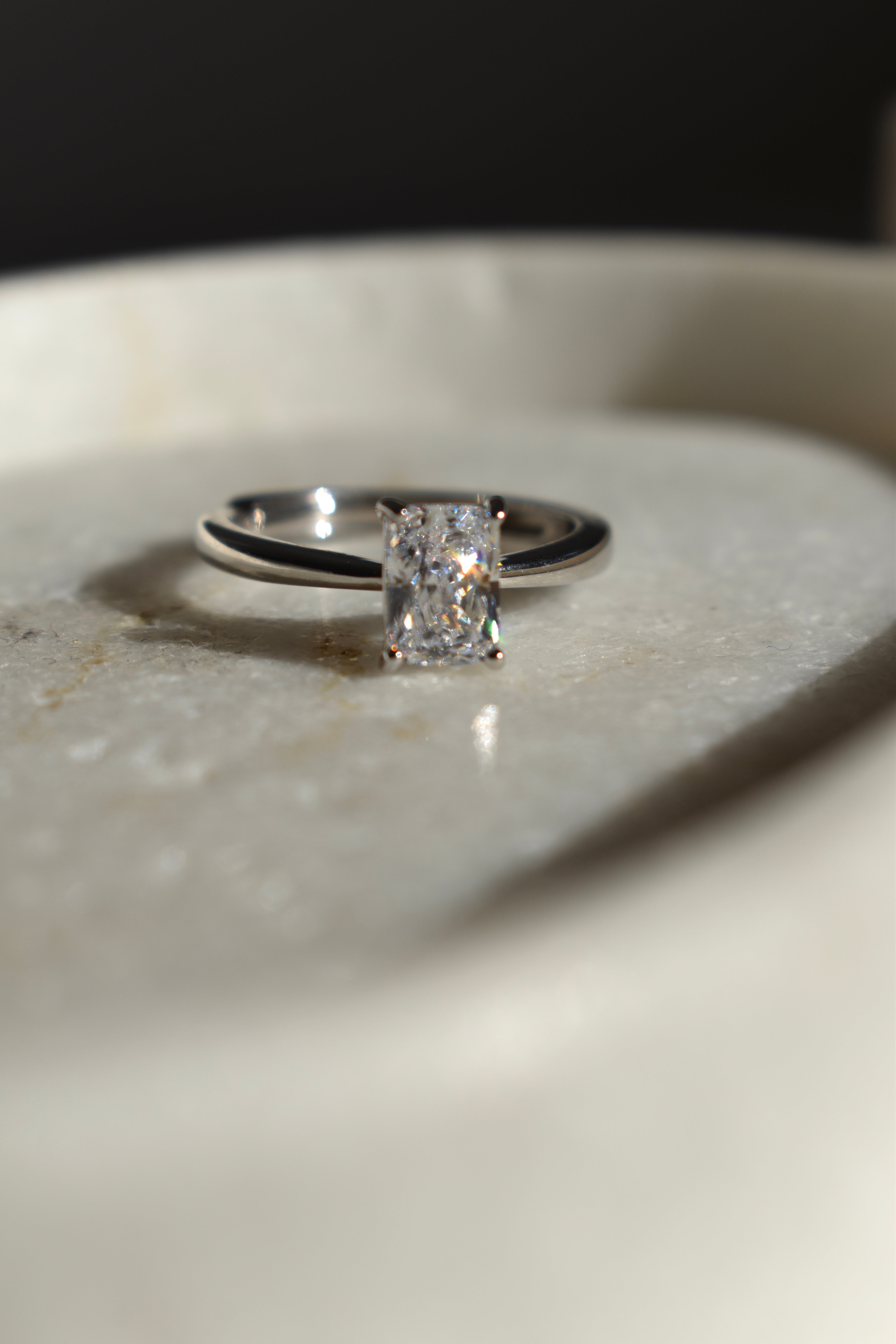 Anello solitario baguette mini