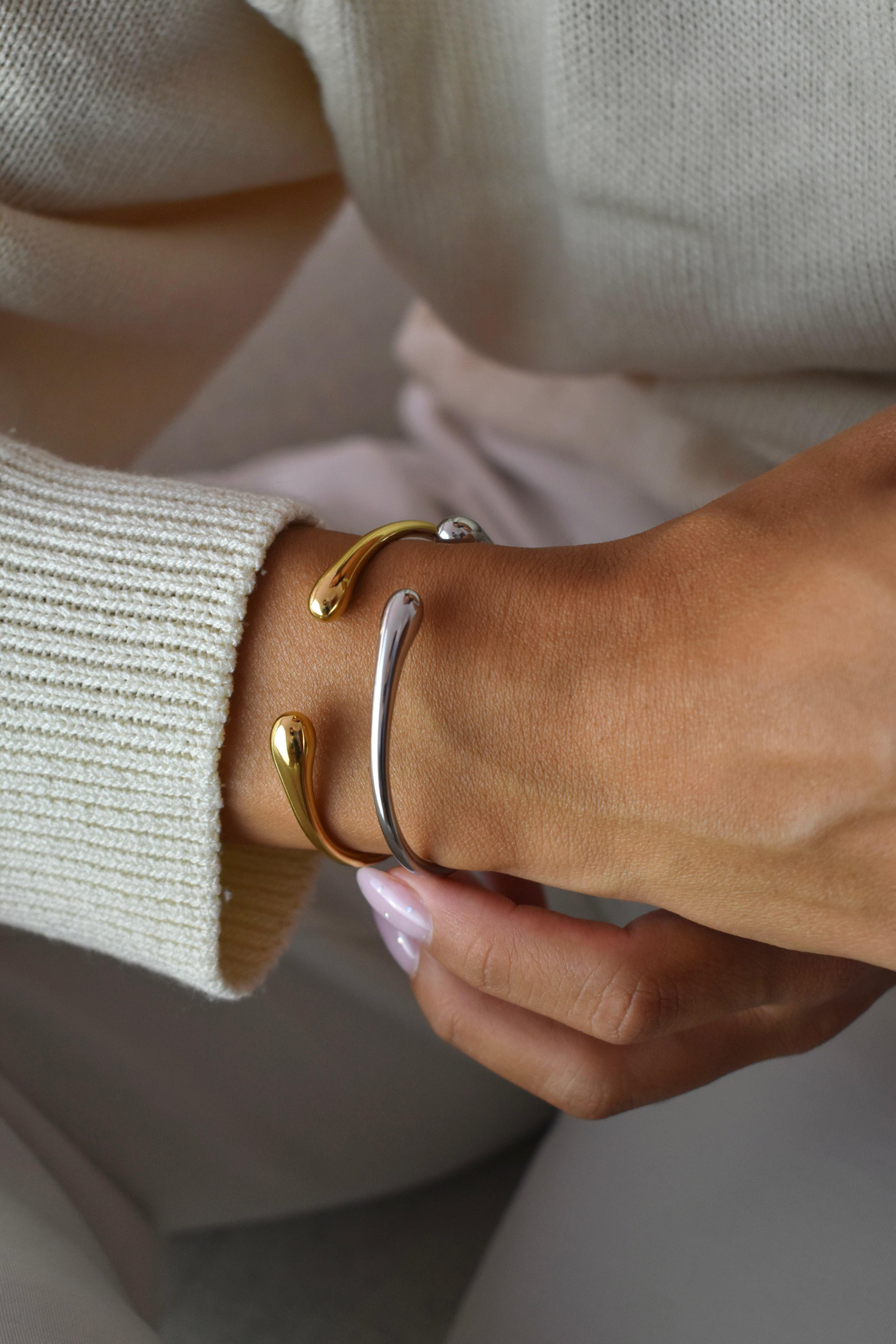 Bracciale rigido fluido